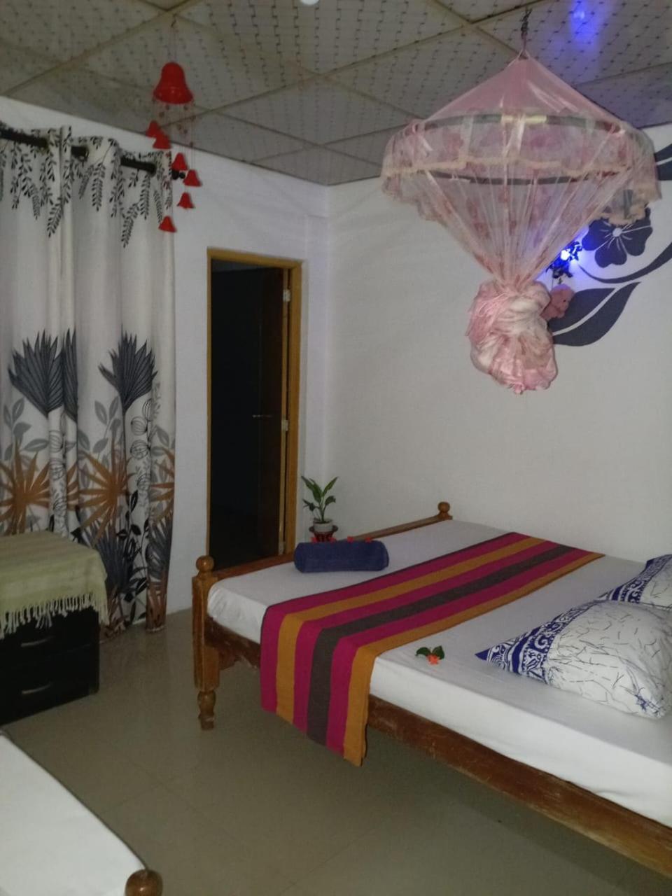 Near The Canal Homstay Сигирия Екстериор снимка